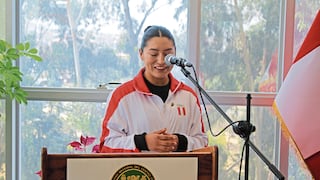 Huancayo: Evelyn Inga se quiebra en ceremonia de reconocimiento de la UNCP