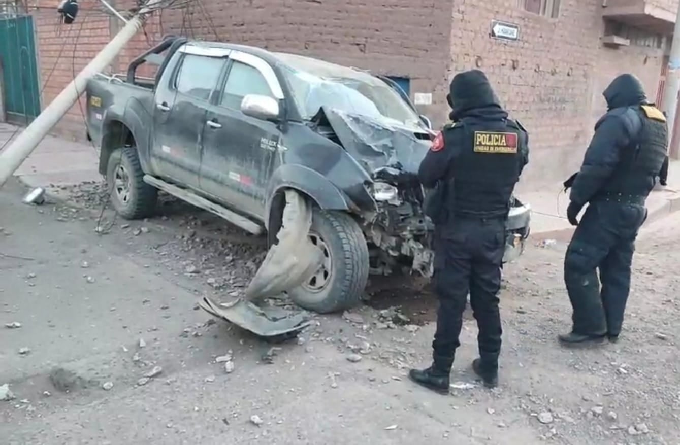 Camioneta derribó poste y dejó sin energía eléctrica la zona. Foto/Difusión.