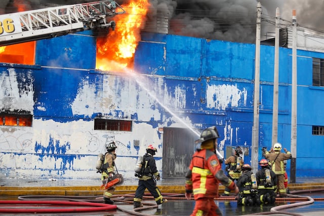 Cercado de Lima: Voraz incendio en almacen de plásticos fue controlado por los bomberos