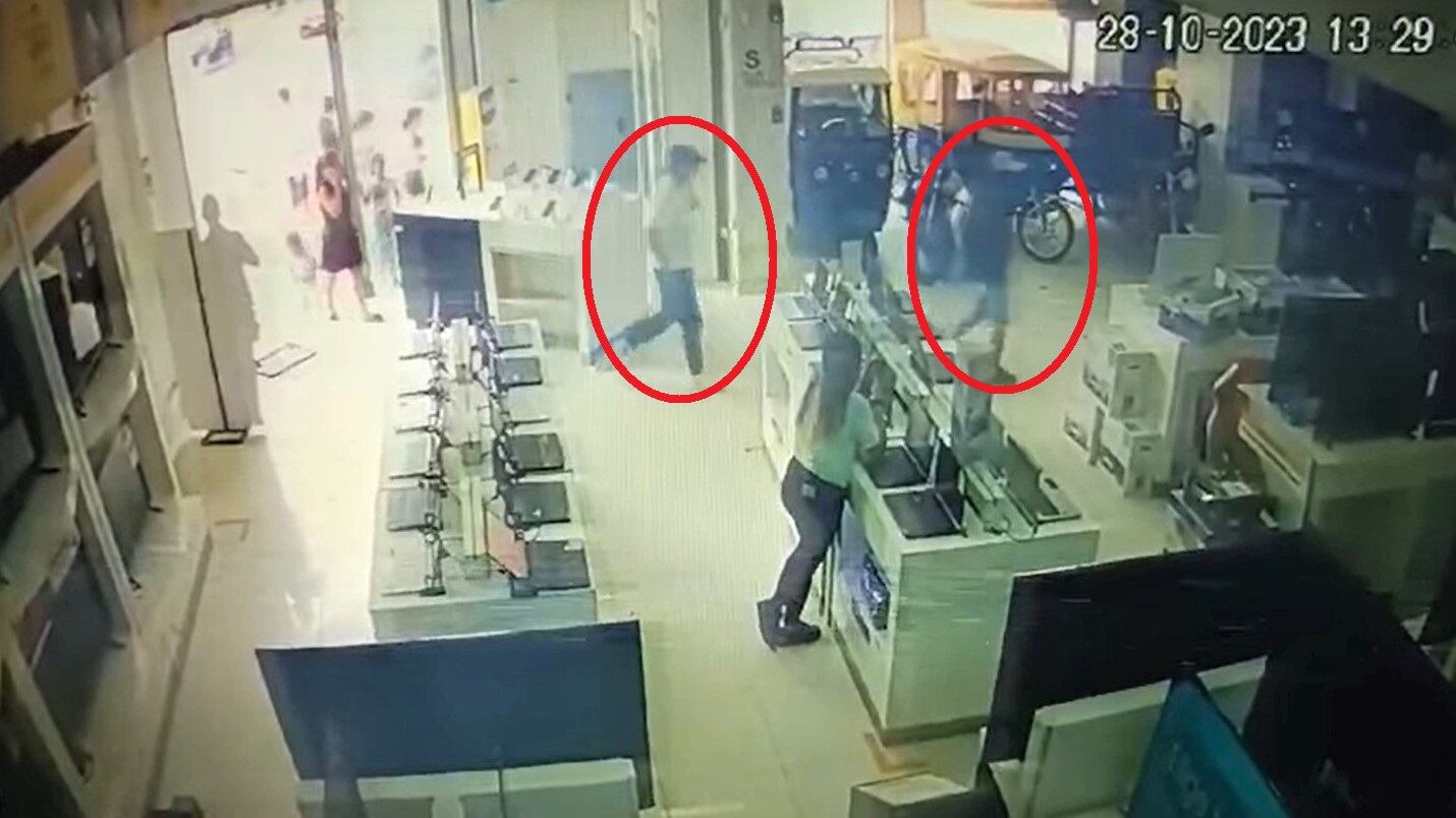 Los delincuentes ingresaron haciéndose pasar como clientes, redujeron a los trabajadores y fugaron en motocicletas.