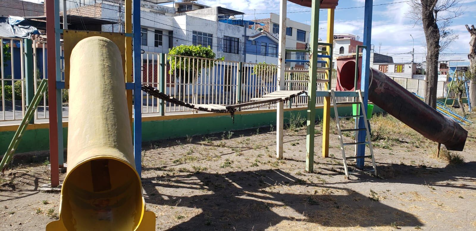 El parque es parte de la piscina municipal César vallejo y su construcción costó S/ 2.5 millones, pero está cerrada hace 8 años en Paucarpata