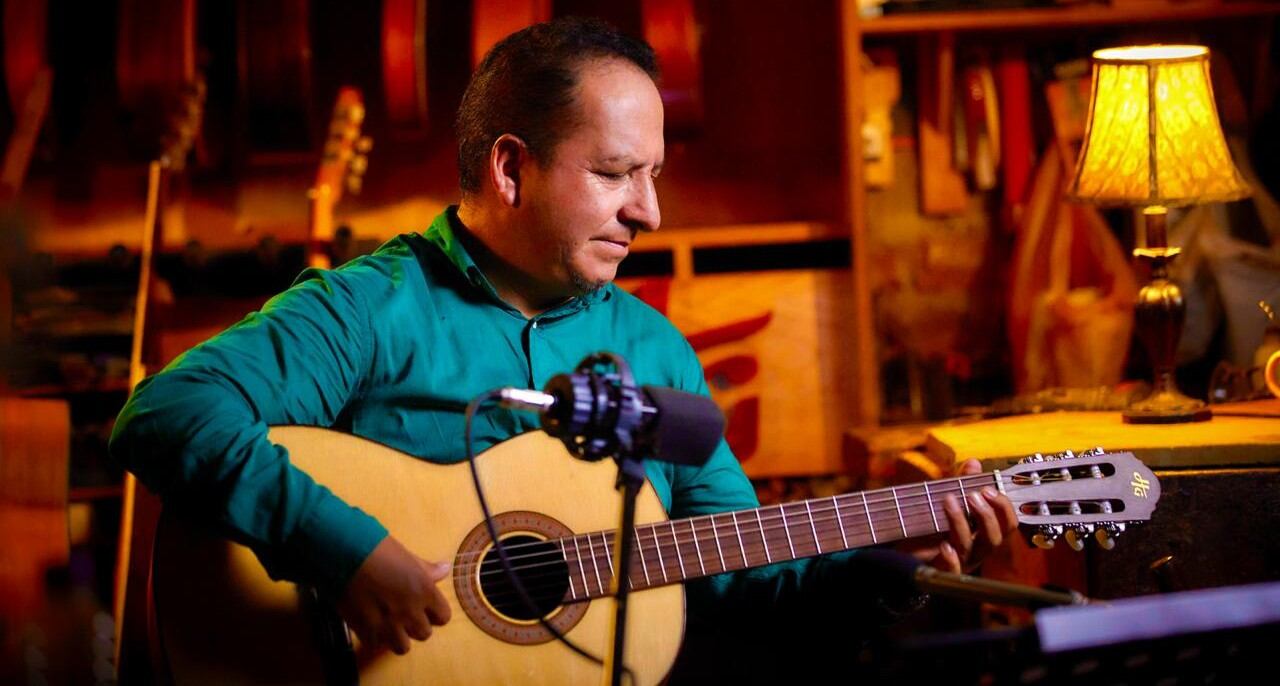 Diosdado Gaitán Castro, por eso, el nombre de su próximo espectáculo “Que viva la tradición 2” le cae como anillo al dedo. Este 5 de abril, en Scencia de La Molina, el cantautor ayacuchano, se rodeará de auténticas figuras del género como Kiko Revatta, Max Castro, Nancy Manchego, Julia Illanes, Ronald Contreras y La Tuna Mayor San Cristóbal de Huamanga.