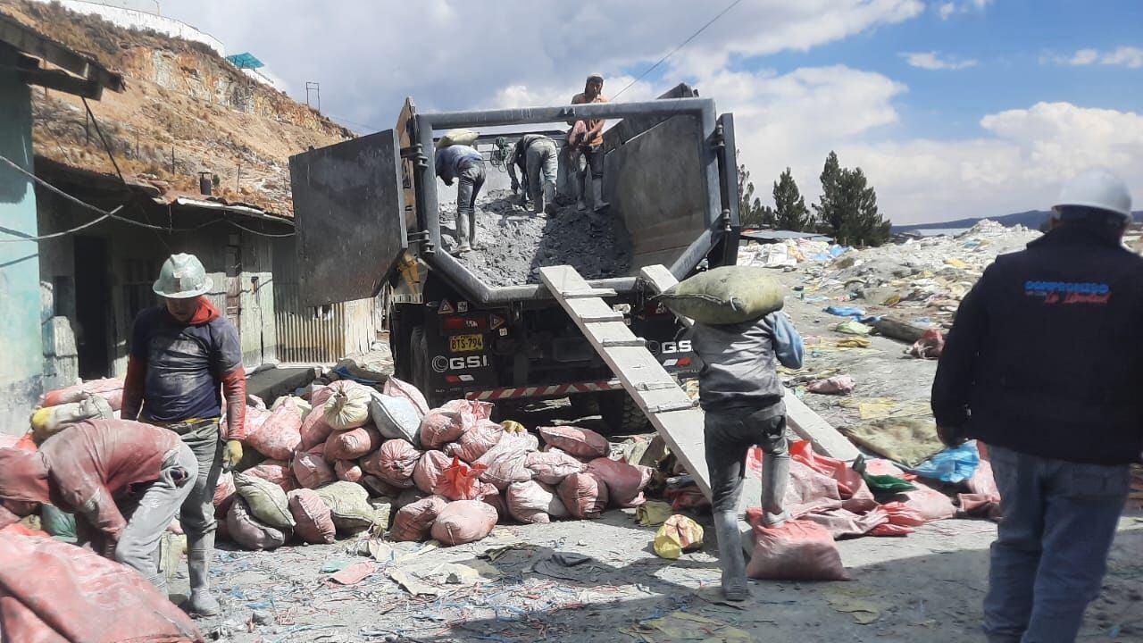 Más de 50 trabajadores fueron sorprendidos sin sus equipos de seguridad adecuados y contaminando el medio ambiente en el distrito santiaguino.