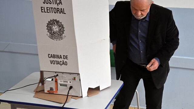 Lula da Silva vota en Sao Paulo y dice que Brasil necesita “recuperar el derecho de ser feliz”