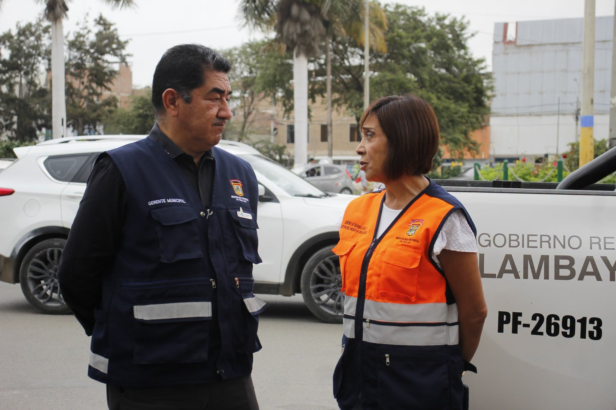 Janet Cubas junto a su gerente general, Carlos Paredes, en un operativo a establecimiento.