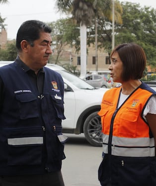 Janet Cubas junto a su gerente general, Carlos Paredes, en un operativo a establecimiento.