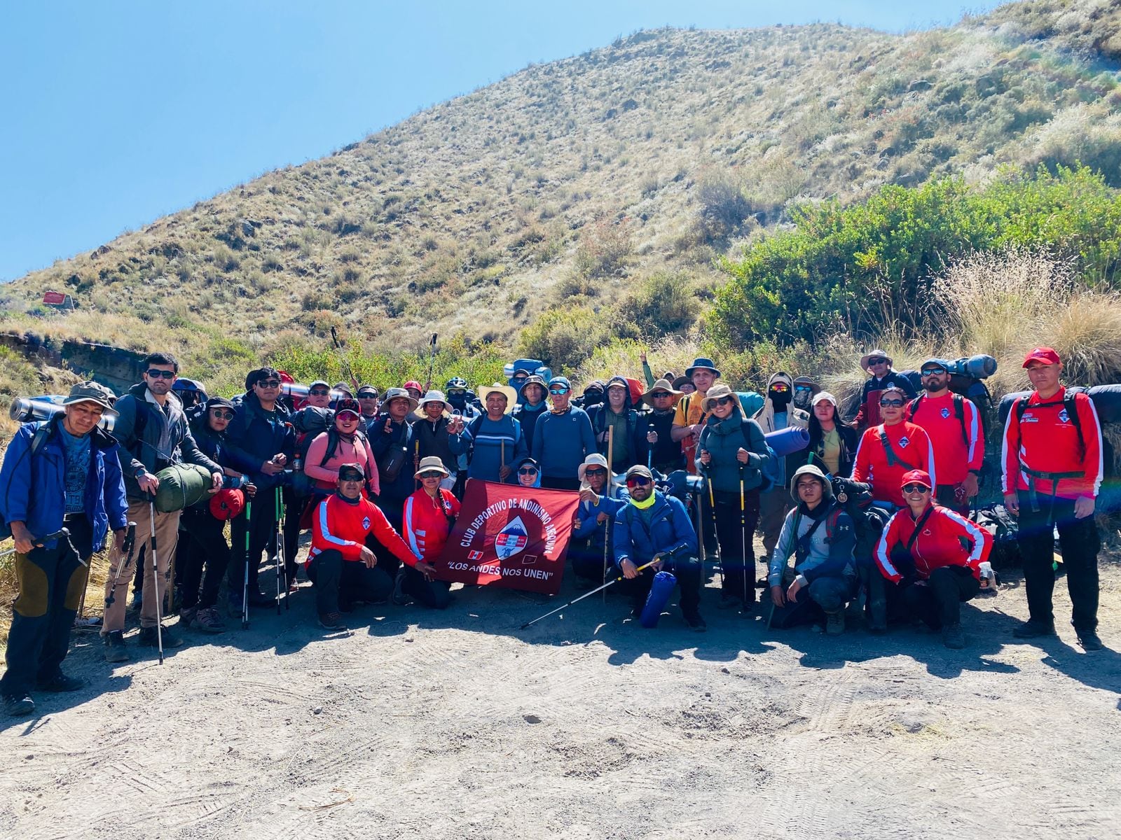 Son 50 participantes en el ascenso motivacional. Foto: Difusión.