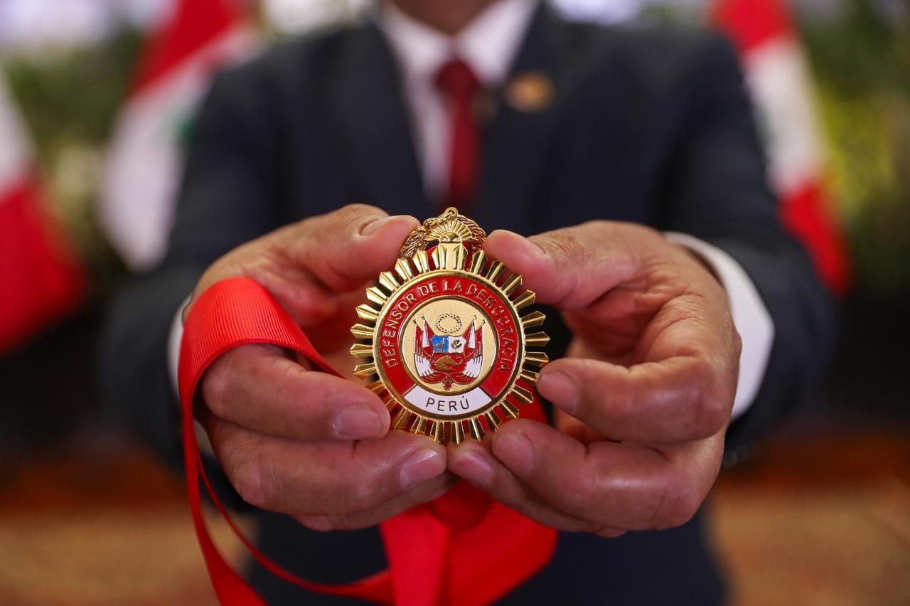 Más de 1200 efectivos policiales recibieron la Medalla al Defensor de la Democracia. Foto: Ministerio del Interior.