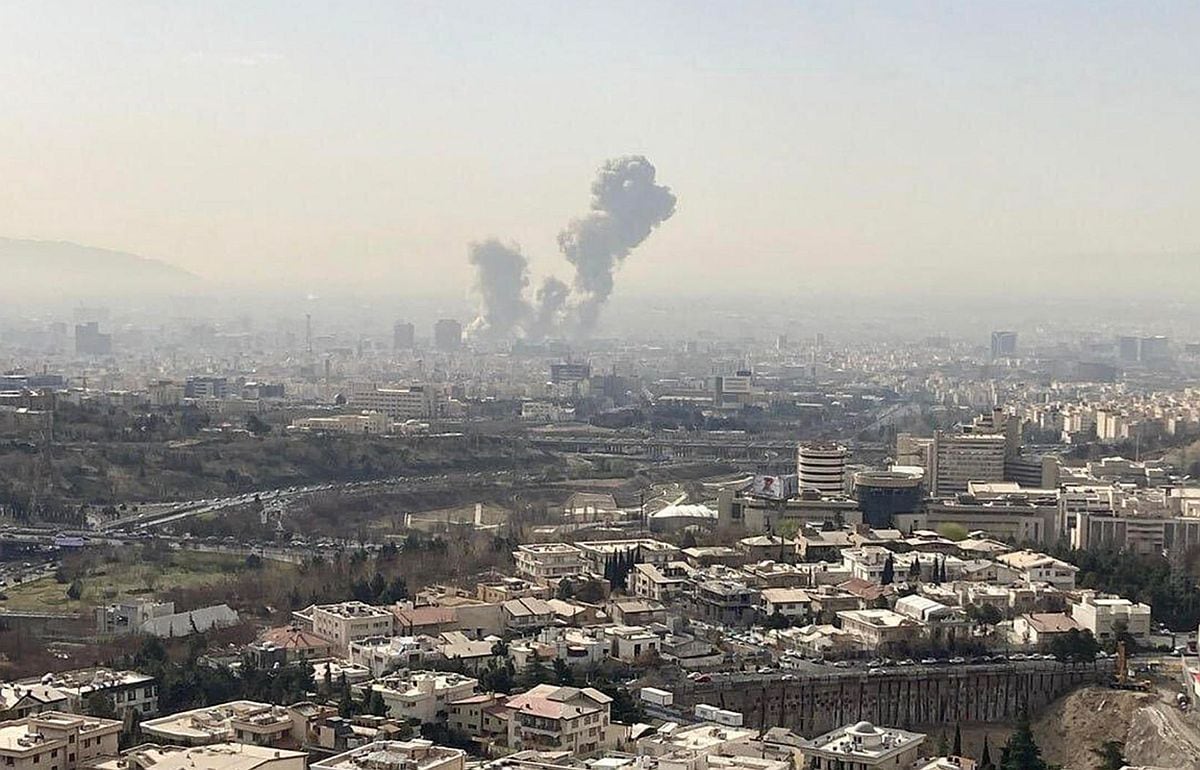 Una columna de humo emerge del centro de Teherán tras un ataque israelí este sábado. (Foto: EFE/ Mehrnews)