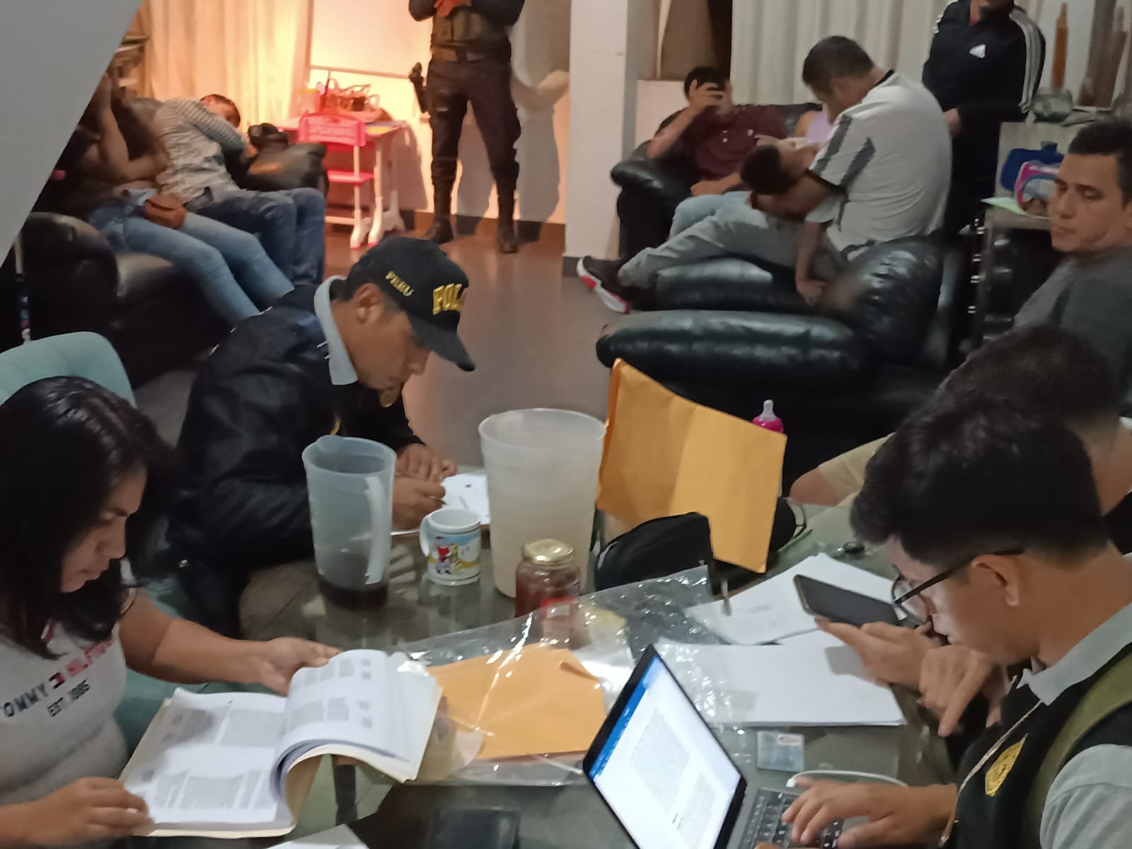 Durante el allanamiento a viviendas solo se detuvo a 10 de los 18 implicados en la mafia.