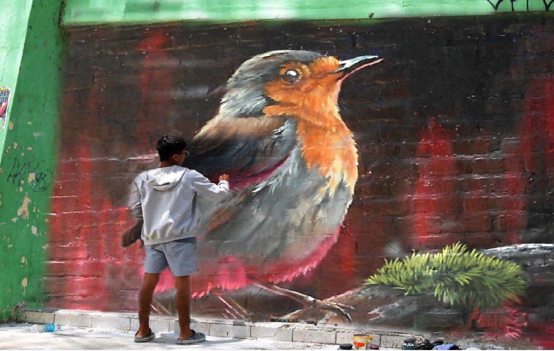 Alumnos egresados de Escuela de Arte Ignacio Merino, realizan pintado de murales.