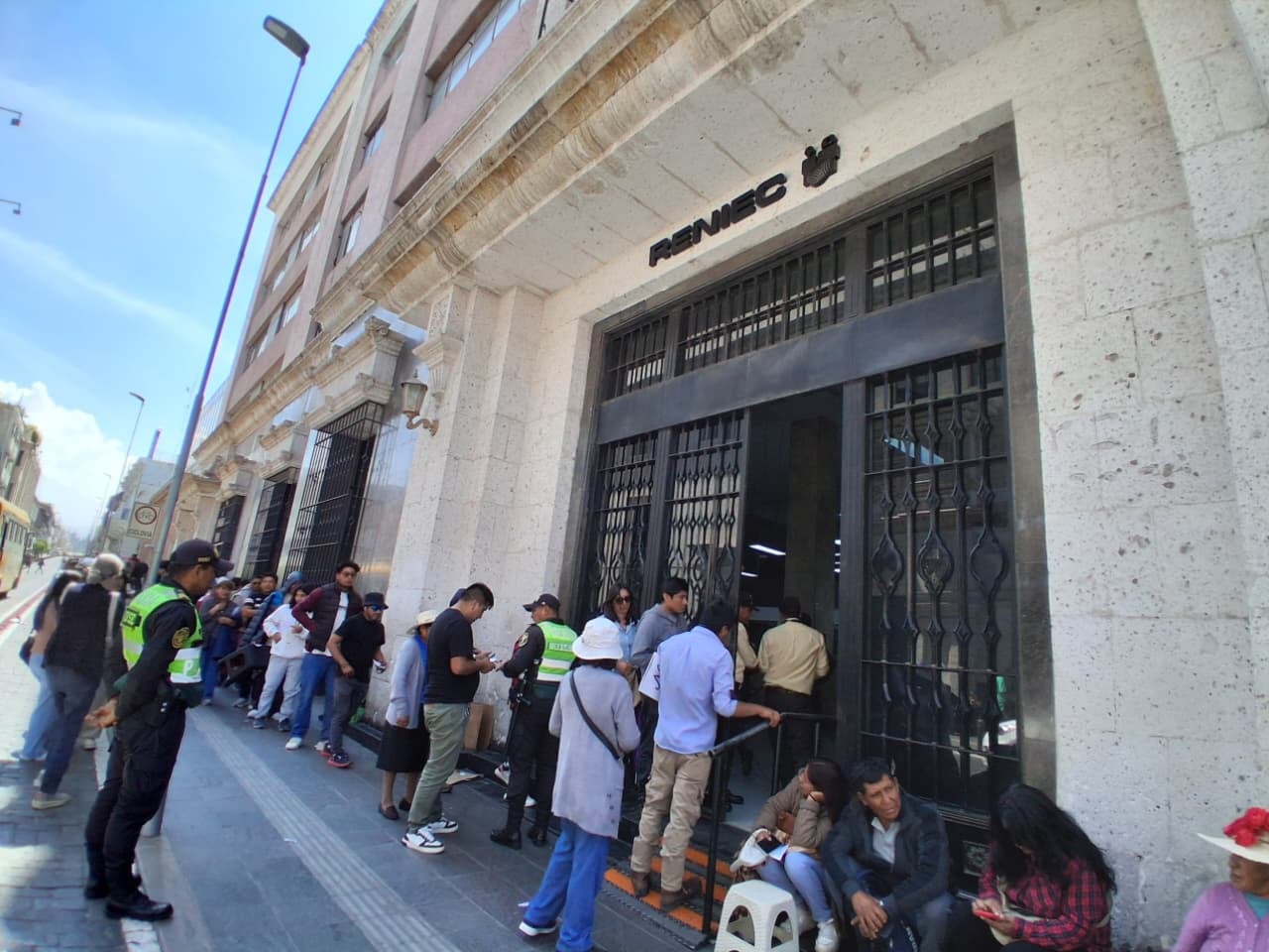 Denuncian uso de menores en colas para obtener atención preferencial en Reniec en Arequipa. Foto: GEC.