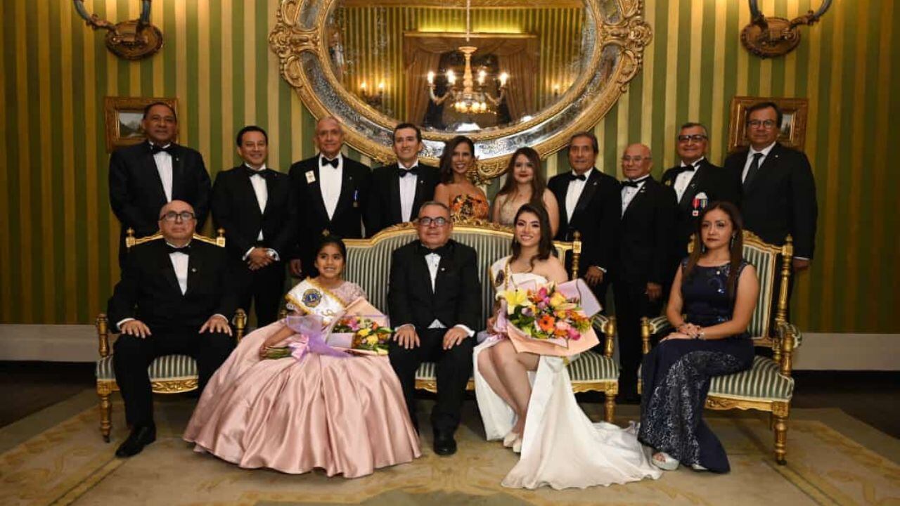 En la ceremonia se proclamó a Anabell Maza Escobal como reina del 71° Festival Internacional de la Primavera y se presentó a la pequeña Ivanna Carlos Bocanegra como soberana infantil.