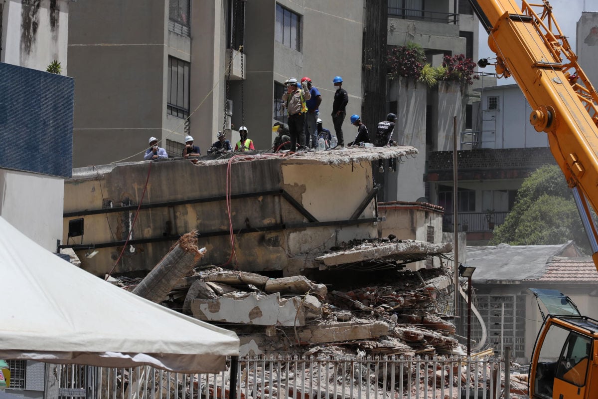 Integrantes de cuerpos de rescate realizan operaciones de búsqueda en edificaciones afectadas este miércoles, en Caracas (Venezuela). Foto: EFE/ Raúl Martínez