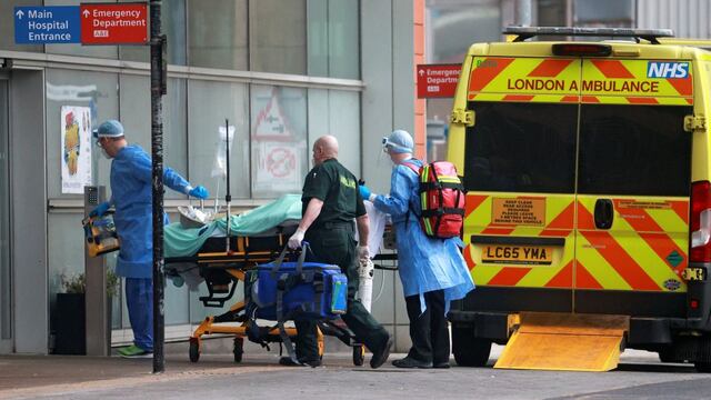 Hospitales al borde de la saturación en Londres, asegura alcalde