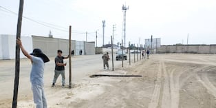 Habían instalado postes y alambres.