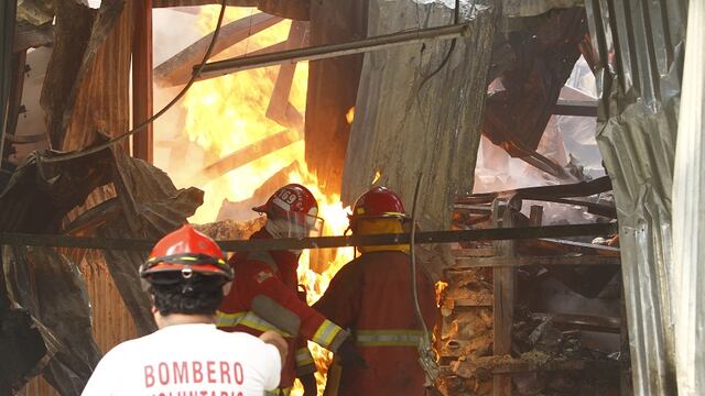 Incendio consume Mercado de Santa Anita