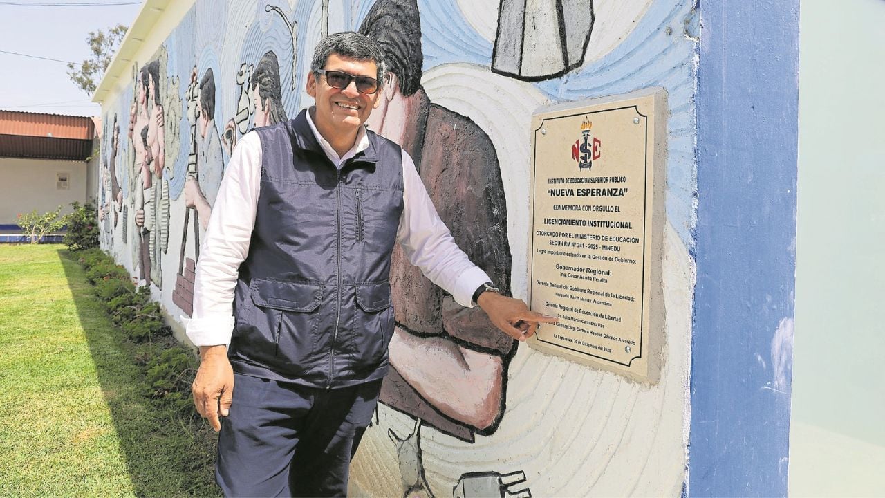Martín Camacho, quien ahora es candidato a diputado por APP, firmó una resolución reemplazando un bono por preparación de clases de S/ 30.07 por uno de S/ 423.82 en beneficio de su progenitora. El caso es investigado por el Ministerio de Educación, que ha pedido que se adopten las acciones administrativas pertinentes.