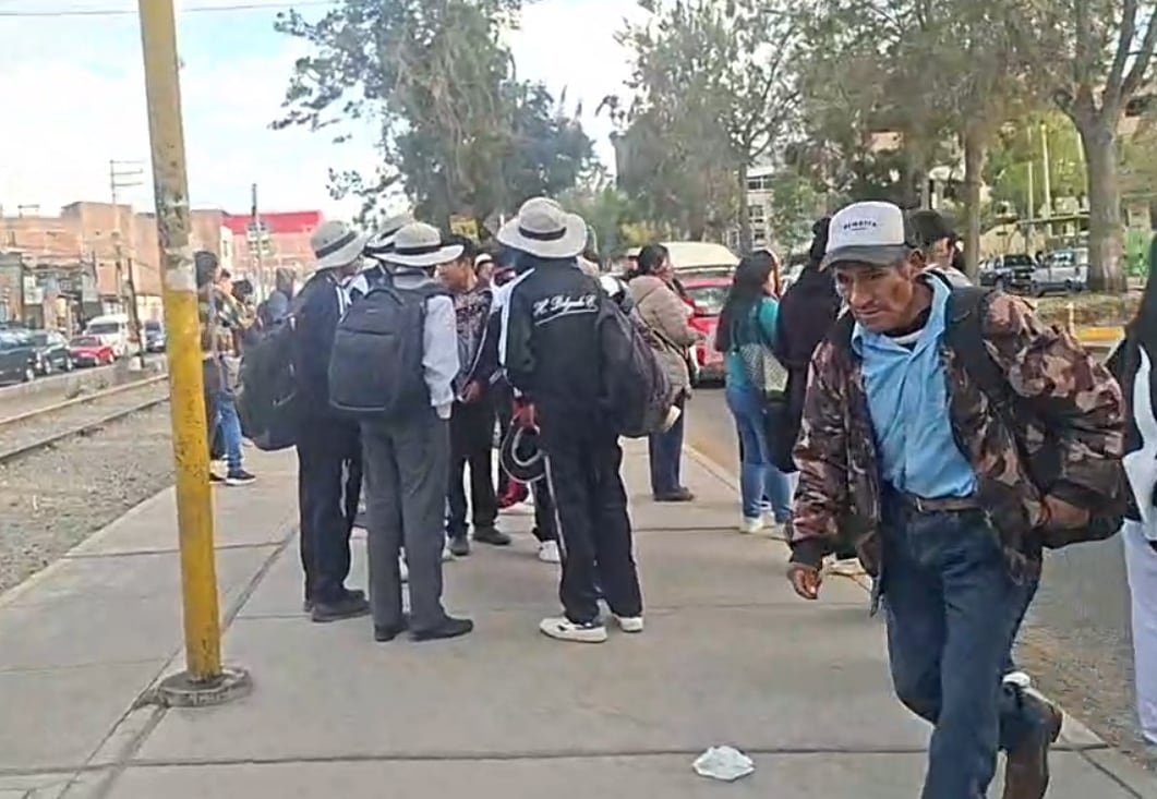 Estudiantes se quedan varados en los paraderos por falta de unidades de transporte en Arequipa