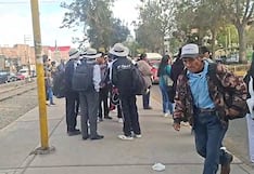 Escolares se quedan varados en los paraderos por falta de unidades de transporte en Arequipa