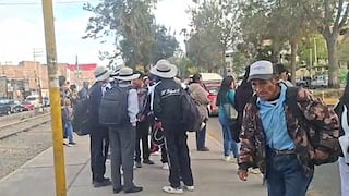 Escolares se quedan varados en los paraderos por falta de unidades de transporte en Arequipa