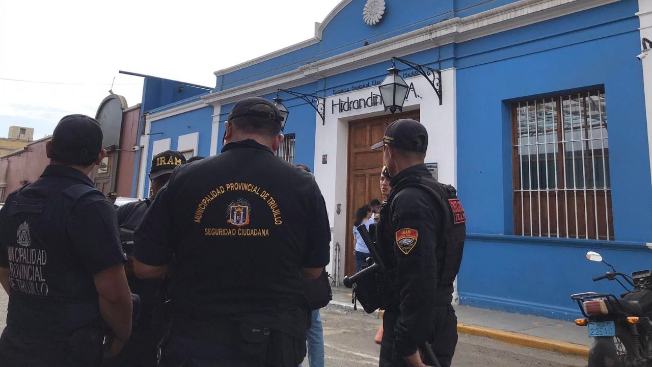 Familiares y amigos trasladan los restos del jefe de Seguridad Patrimonial de la empresa a su natal Contumazá. Una cámara registró el atentado. (Foto: Ozono TV)