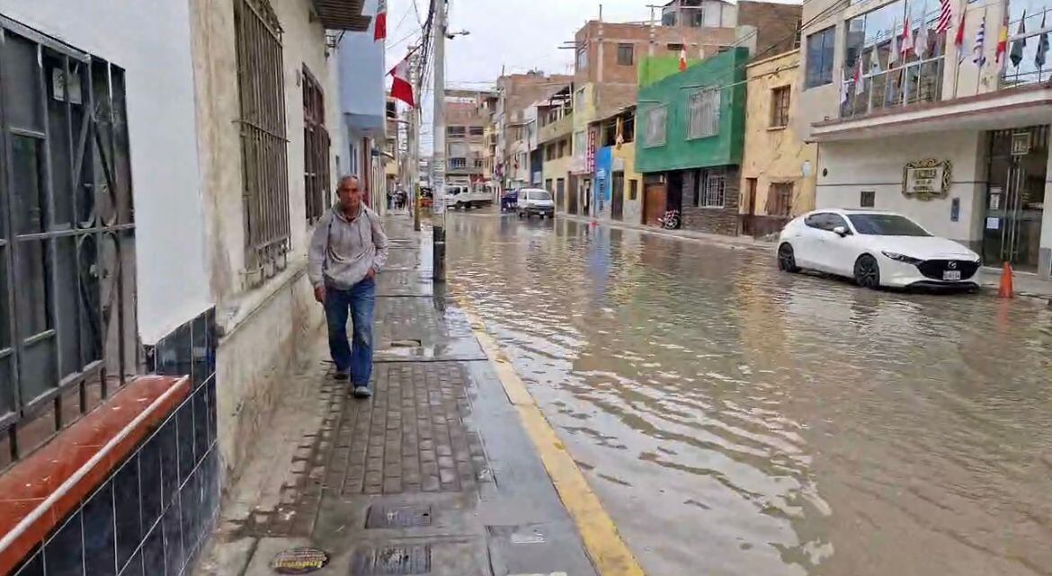 Así como la calle 8 de octubre resultaron inundadas varias vías del centro de Chiclayo.