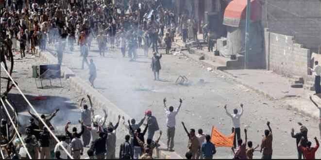 Estados Unidos y Reino Unido lanzan bombardeo masivo contra hutíes respaldados por Irán en Yemén.