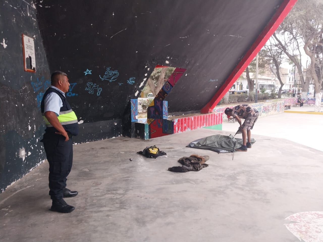 Un grupo de venezolanos había instalado carpas para dormir en el lugar, causando malestar entre los vecinos y visitantes