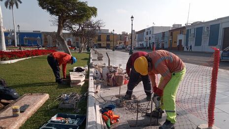 Cambian 17 bancas de la Plaza Mayor de Trujillo