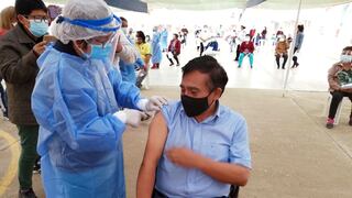 Alcalde Orlando Torres recibe vacuna contra el coronavirus en Chincha