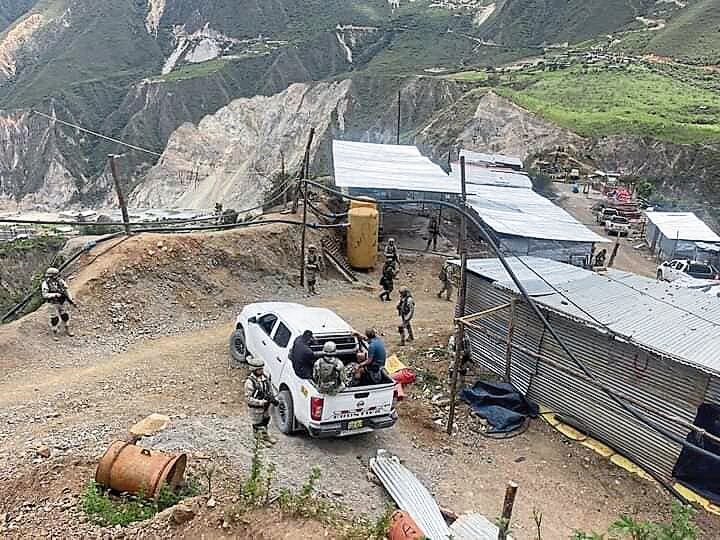 Un grupo de policías buscó a los 13 trabajadores secuestrados en Pataz.