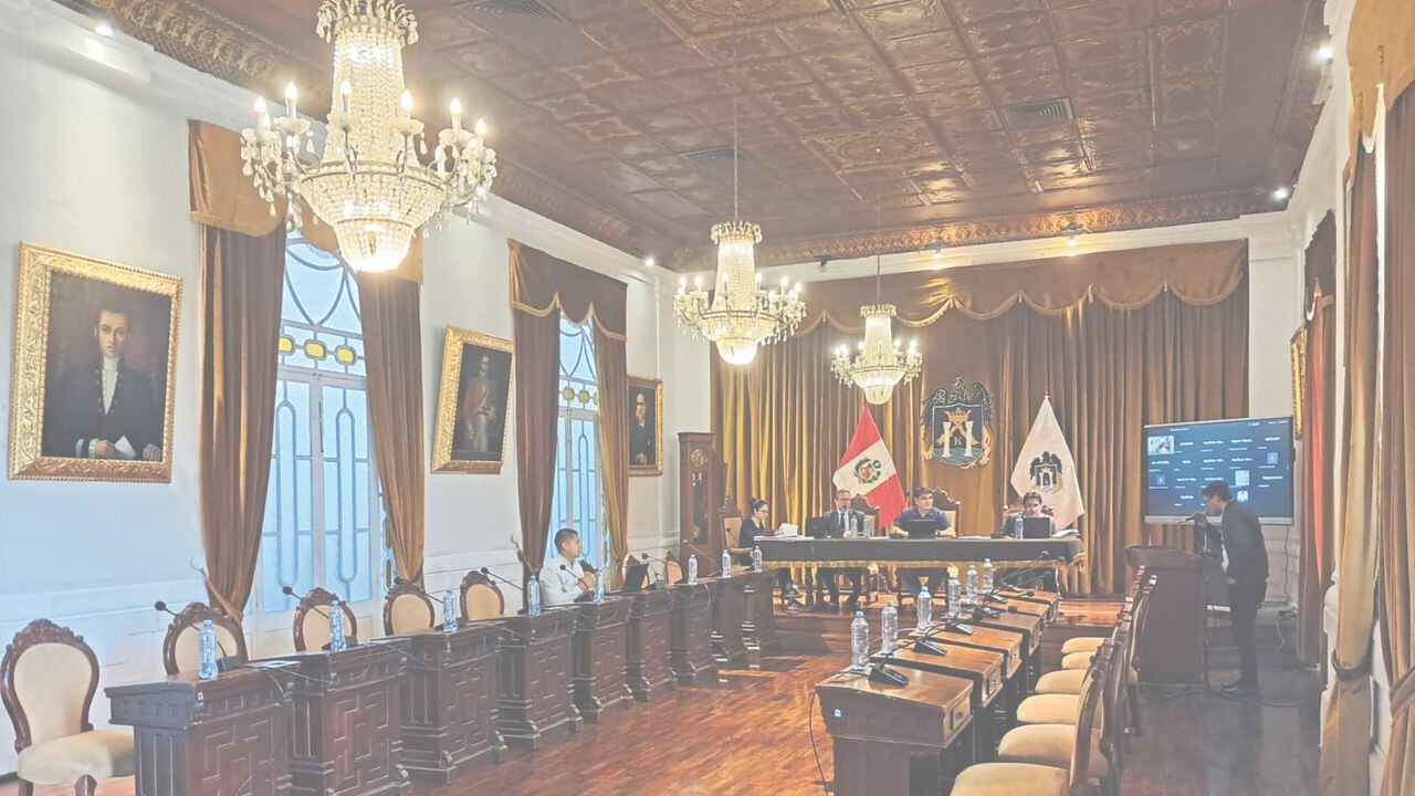 Solo dos de los 15 asistieron de forma presencial a sesión.