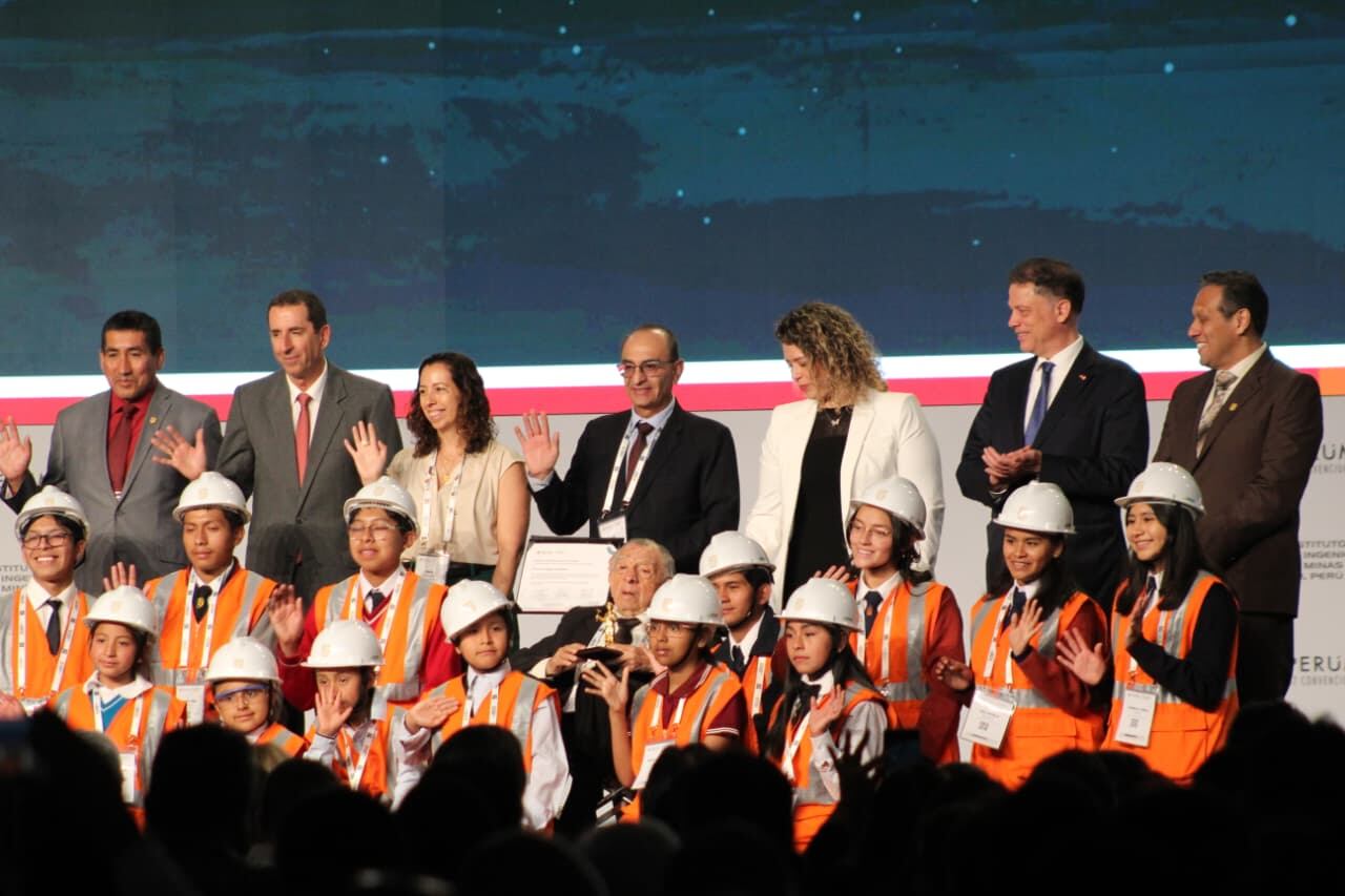Premiación a ganadores del Concurso Nacional de Minería Escolar. Foto: Correo.