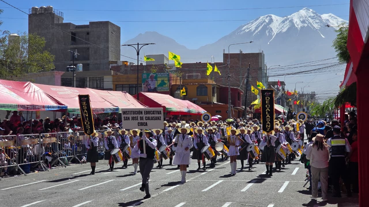 Colegio San José de Calasanz en el desfile cívico escolar en Cayma (Arequipa) por el 205 Aniversario de la Independencia del Perú. (Foto: Yunsu Pariapaza/@photo.gec)
