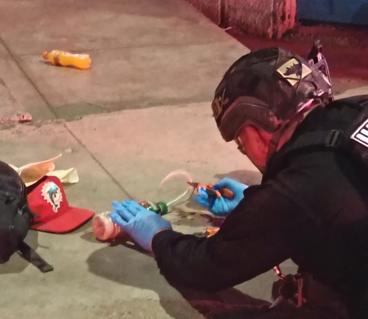 El facineroso había metido el explosivo dentro de una botella de plástico para tratar de camuflar el peligroso aparato.