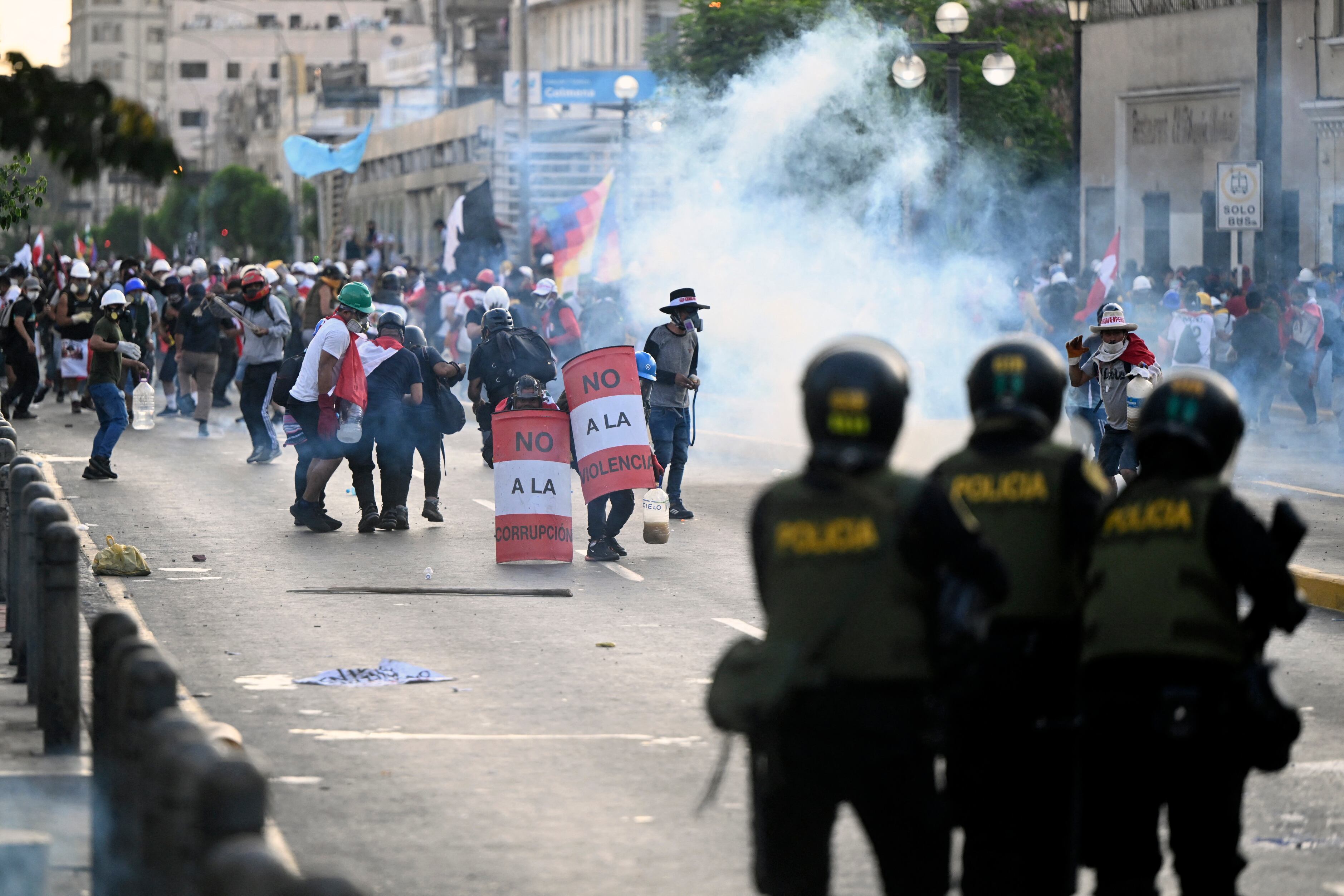Policías antidisturbios chocan con manifestantes durante una protesta contra el gobierno de Dina Boluarte que pide su renuncia y el cierre del Congreso, en Lima el 24 de enero de 2023. (Foto por ERNESTO BENAVIDES / AFP)
