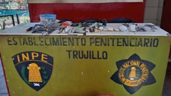 Se halló cargador de celular, un cable USB, una batería para celular, un auricular, dos pipas artesanales, cuatro objetos punzocortantes, cuatro paquetes conteniendo 50 gramos de pasta básica de cocaína (PBC) y 330 ketes de la misma droga.