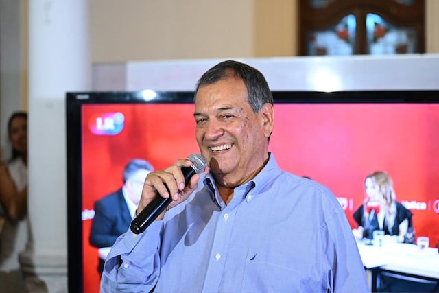 El candidato por partido "Buen Gobierno", Jorge nieto, recibió el flash electoral en su local en el centro de Lima. (Fotos: Paloma del Solar /@photo.gec)