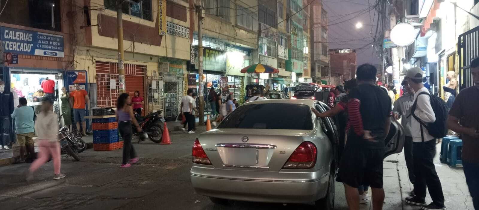 Paraderos informales en la calle Arica.