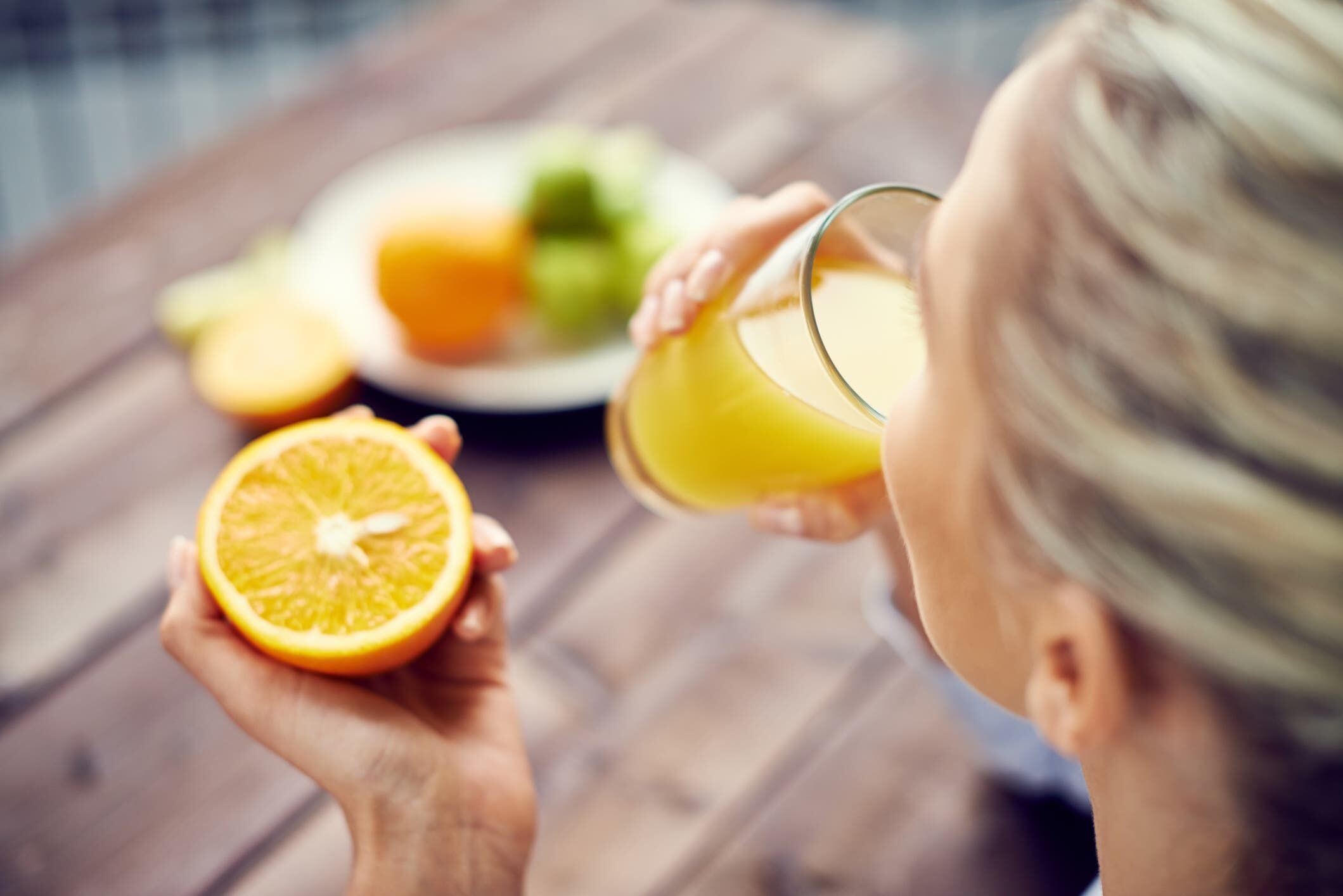 La vitamina C, la vitamina D y el glutatión son aliados fundamentales en la temporada de frío para prevenir enfermedades respiratorias. La nutricionista María Fernanda Abaroa detalla dónde encontrarlos y cómo integrarlos a tu dieta.