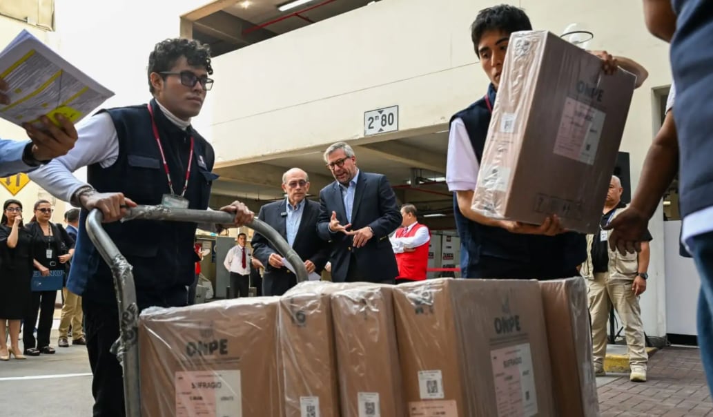 Distribución alcanzó más de 4 mil cajas en 114 consulados para garantizar el voto de peruanos en distintos continentes.