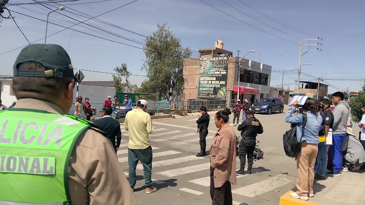 Motociclista herido en choque con camioneta en el distrito de Yura, en Arequipa. Foto: Municipio de Yura.
