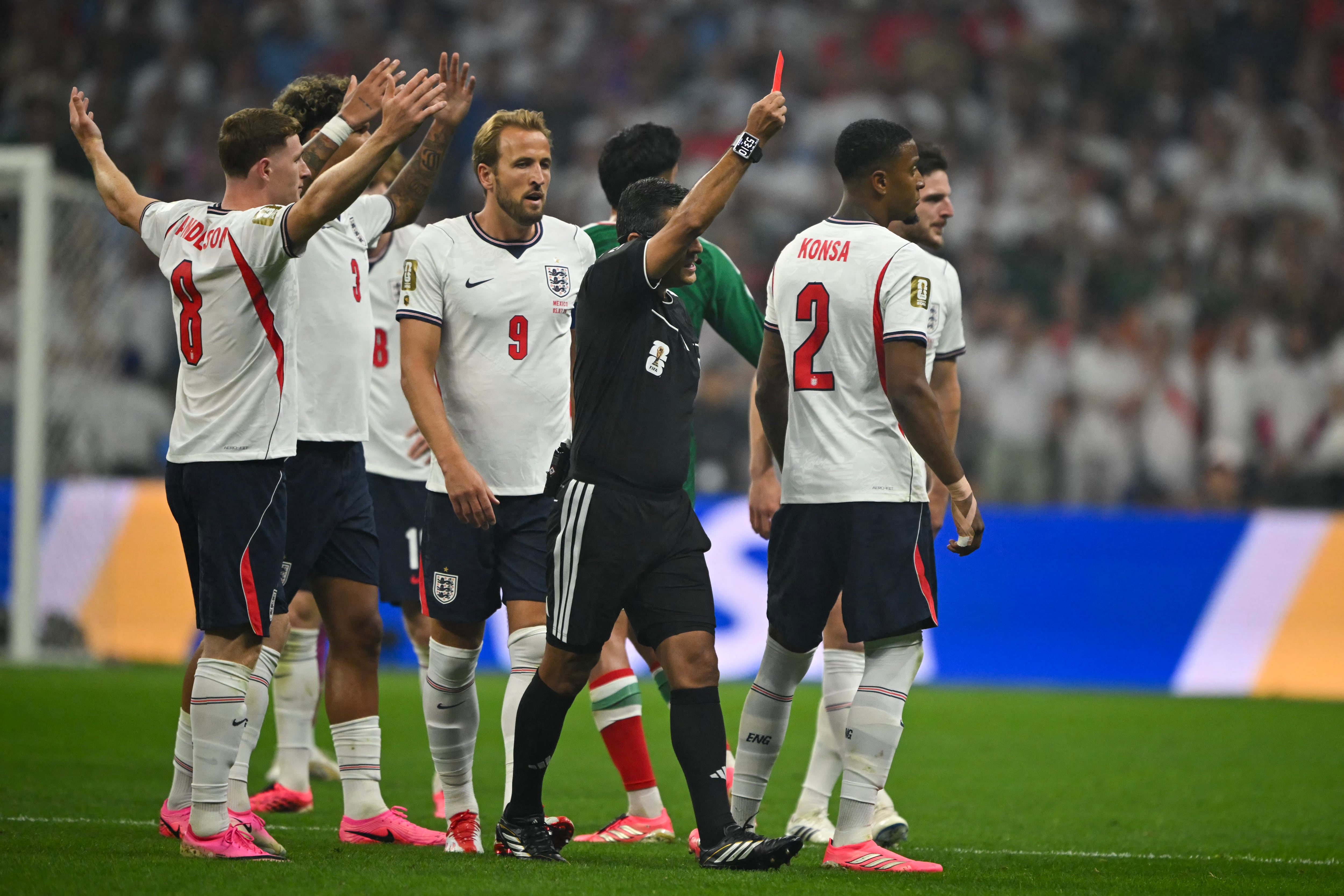 Australian referee Alireza Faghani shows a red card to England's defender #26 Jarell Quansah (unseen) during the 2026 World Cup round of 16 football match between Mexico and England at the Mexico City Stadium in Mexico City on July 5, 2026. (Photo by CARL DE SOUZA / AFP)