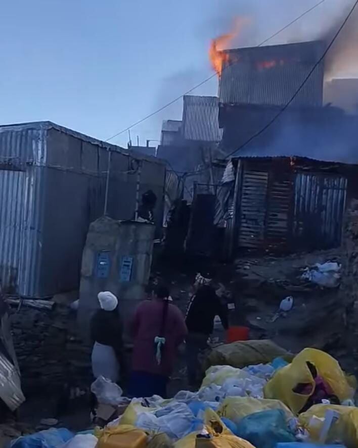 El fuego arrasó con precarias construcciones de asentamiento minero. Foto/Difusión.