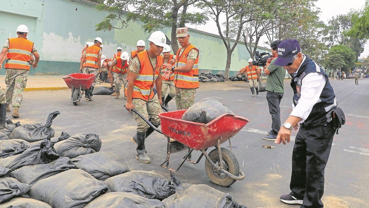 Los alcaldes de Huanchaco, La Esperanza, Laredo, Moche, Poroto y Simbal no ejecutan ni un sol del Fondo para Intervenciones ante la Ocurrencia de Desastres Naturales. Situación es similar con el recurso que se les asignó por lluvias. Director de Indeci en La Libertad, Hipólito Cruchaga, asegura que hay 36 tareas pendientes.