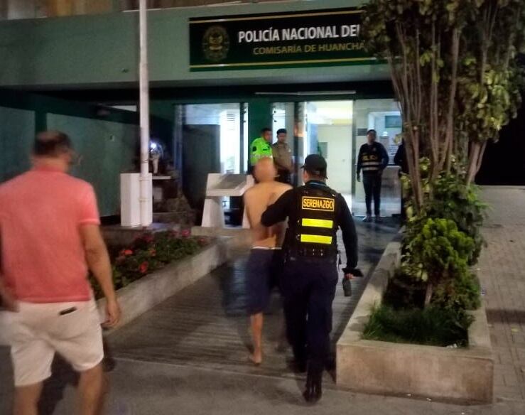 Debido a que el joven estaba descontrolado, el propietario del carro se comunicó con los serenos, quienes tuvieron que reducir y tranquilizar al agresor.