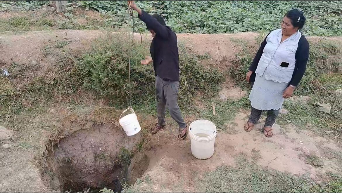 Según los moradores, el agua que recogen de los pozos tubulares llega contaminada con algunos metales pesados.