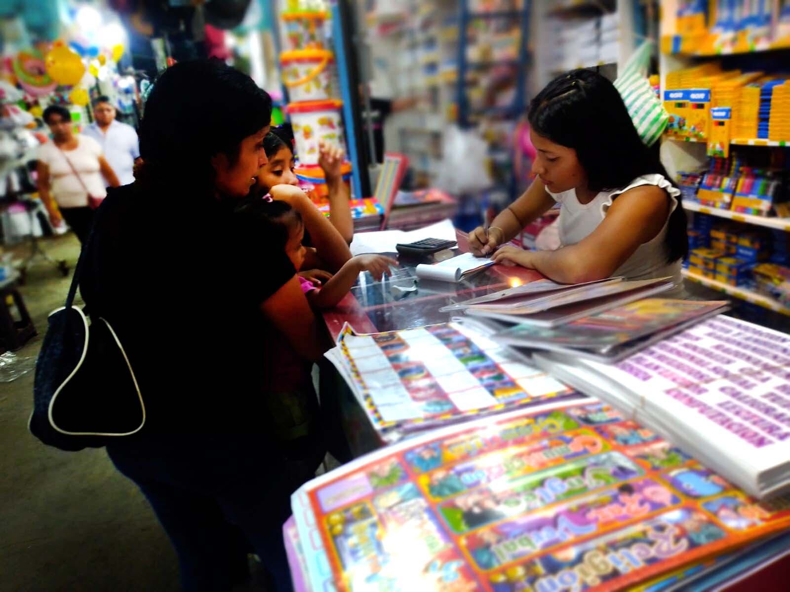 Piuranos recorren mercados y centros comerciales en busca de artículos para sus hijos.