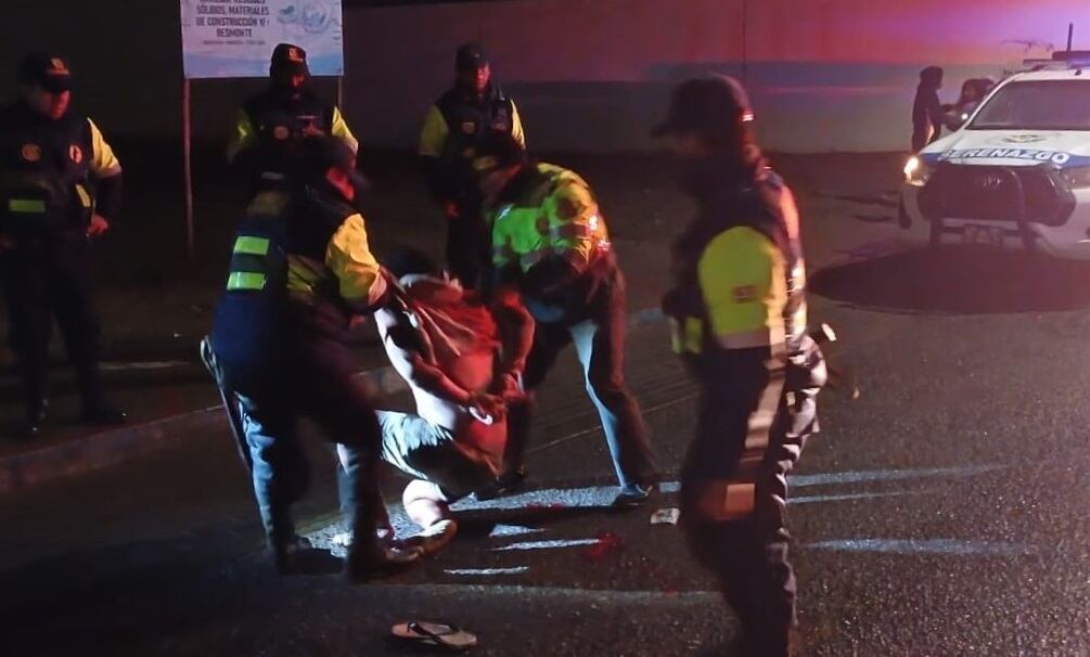 El iracundo hombre puso resistencia a la intervención de los agentes del serenazgo, ya que no quería soltar el cuerpo de su víctima